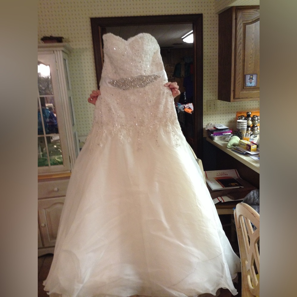 Martina MI41101 wedding dress paid $3800
Size 12 used